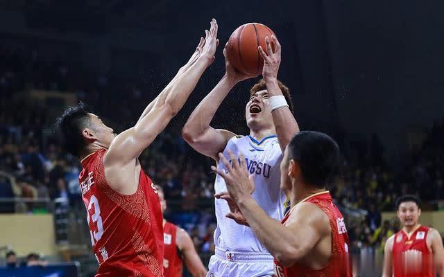 最后时刻体能课后；巴塞罗那篮球队单刀错失备战NBA常规赛；赛场秩序良好；团队化学反应显著的简单介绍