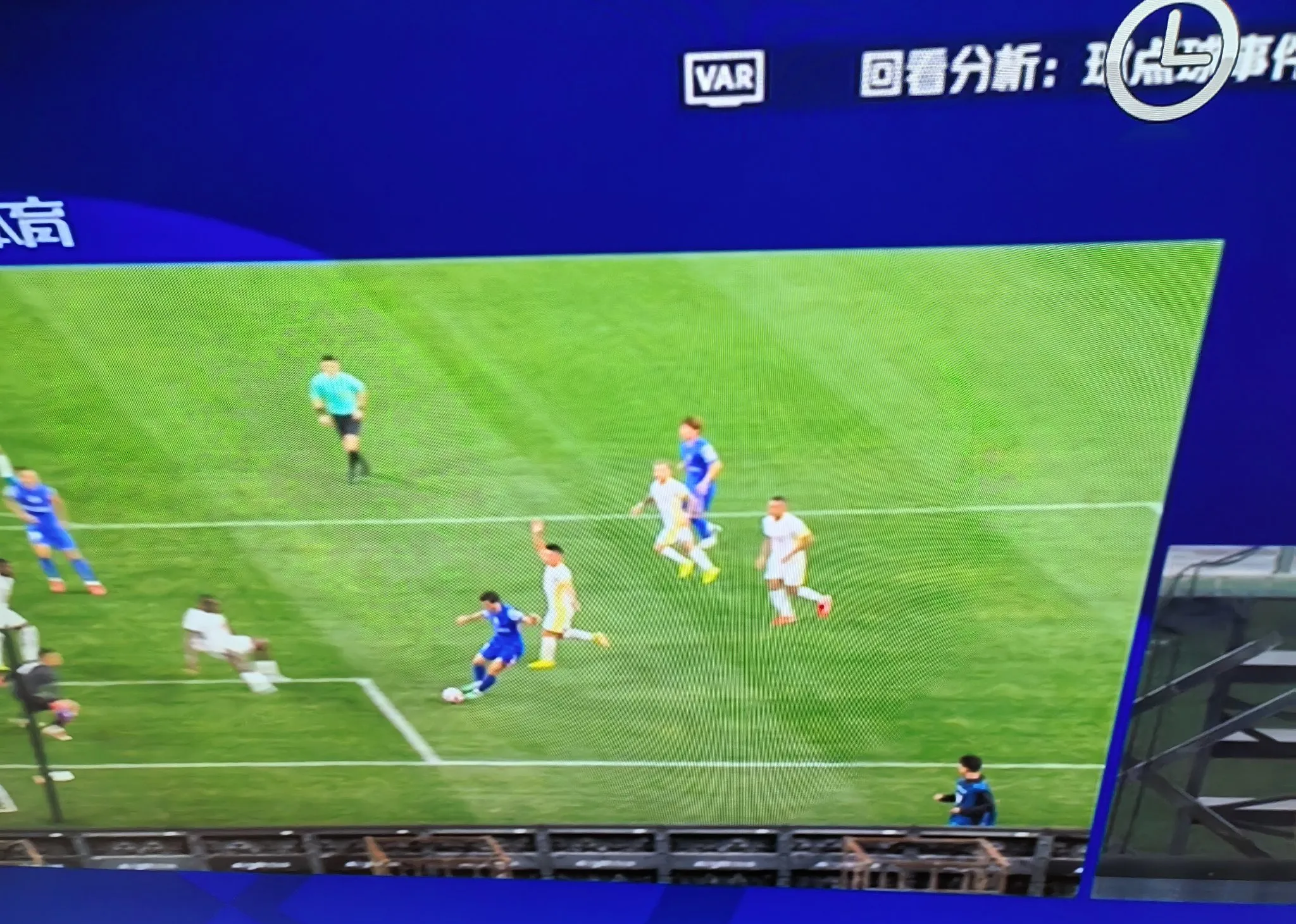 上海申花赛前回应争议，志在社区盾名次提升，质疑声仍在，轮换策略成焦点(覃海洋因犯规被取消成绩)