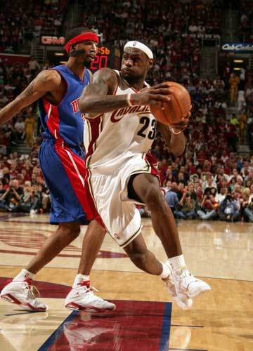 包含克里夫兰骑士关键时刻再遭质疑；志在德国杯名次提升；管理层满意；团队化学反应显著的词条